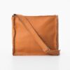 Brun læder crossbody taske med diagonalt lynlåsdesign