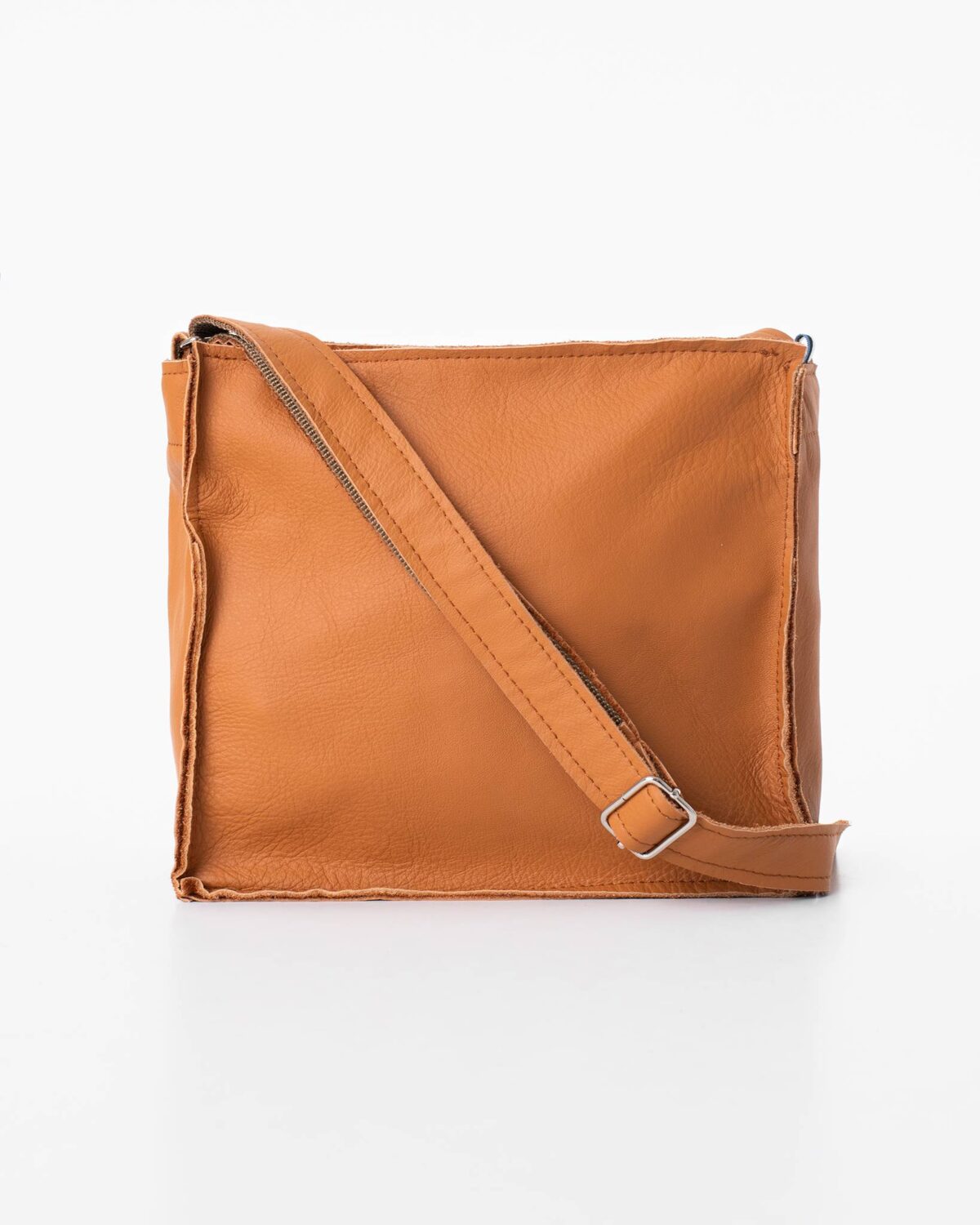 Brun læder crossbody taske med diagonalt lynlåsdesign