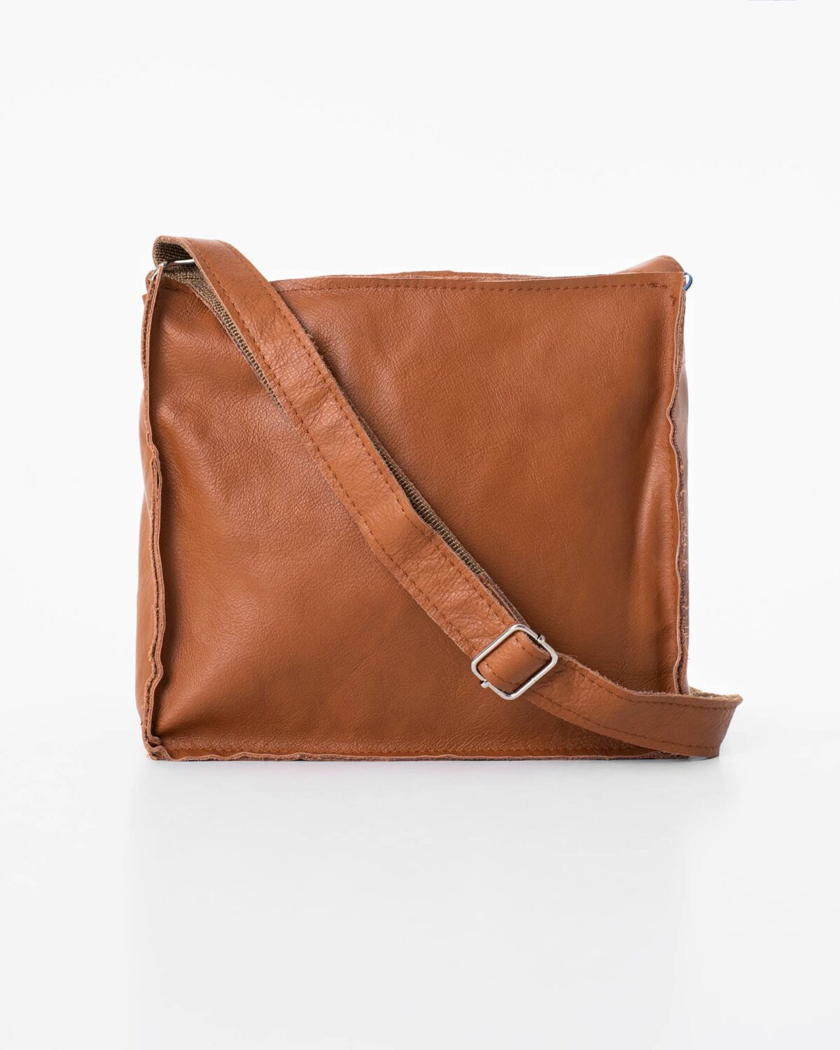 Nøddebrun læder crossbody taske med diagonalt lynlåsdesign