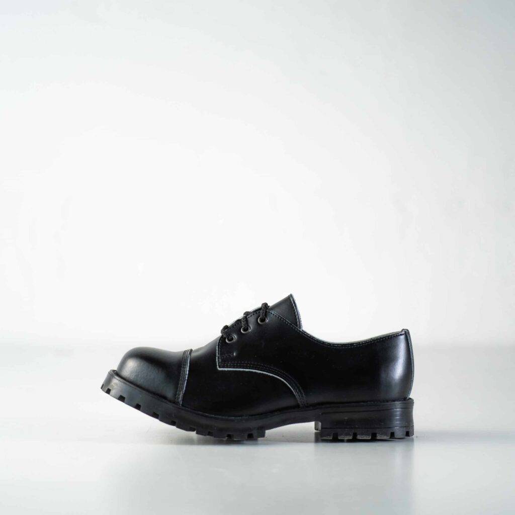 Klassisk sort lædersko med robust sål på hvid baggrund.