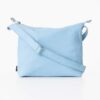 Lyseblå læder crossbody-taske med justerbar rem.