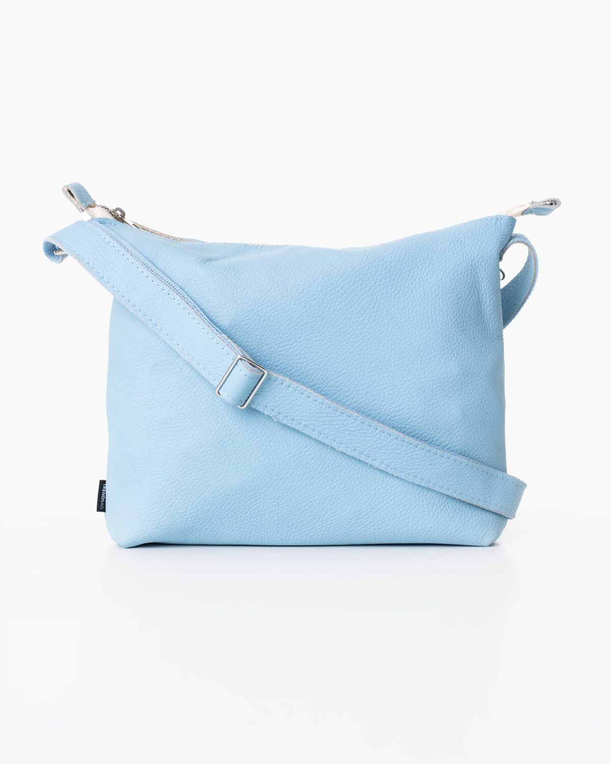 Lyseblå læder crossbody-taske med justerbar rem.