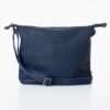 Marineblå læder crossbody-taske med justerbar strop og træksnor lukning.