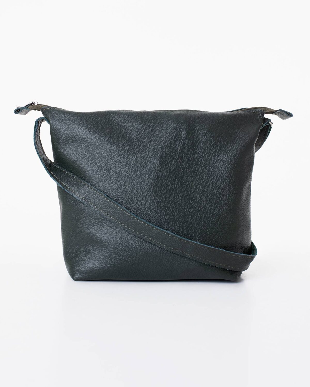 Sort læder crossbody-taske med justerbar strop fra Chamra.dk, ideel til hverdagsbrug.