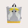 Grå rygsæk med et par kakadue-illustrationer og gul bund.